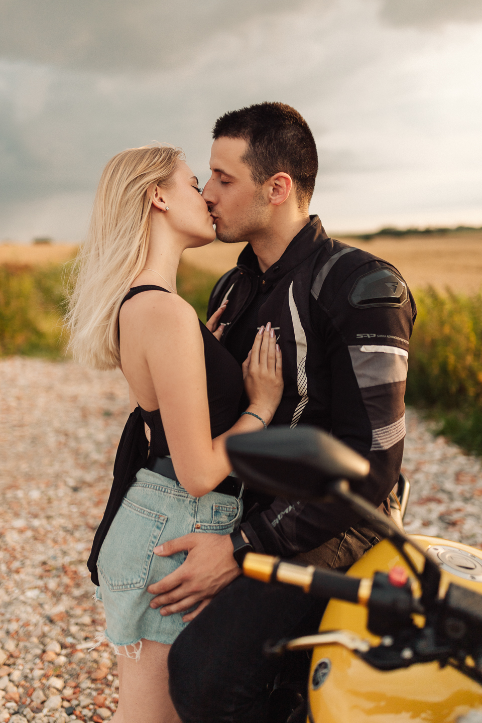sesja pary z motocyklem